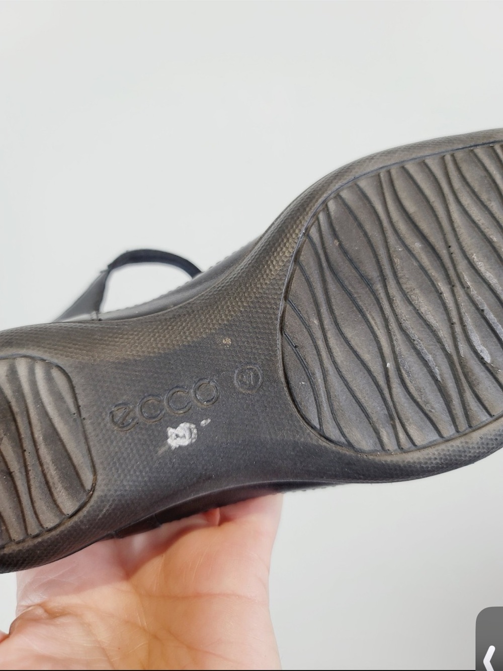 ECCO Black Leather T-Strap Sandal, Size 37 - Picture 4 of 6